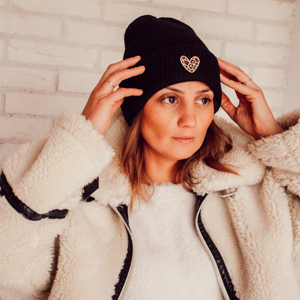 Bonnet en laine avec coeur léopard