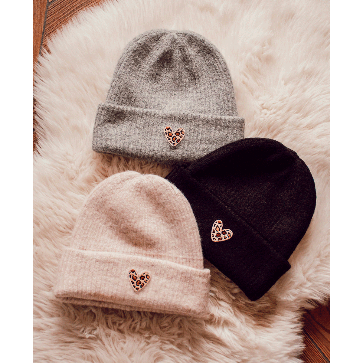 Bonnet en laine avec coeur léopard