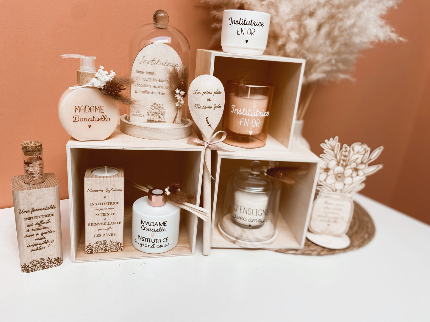 Cloche décorée - institutrice