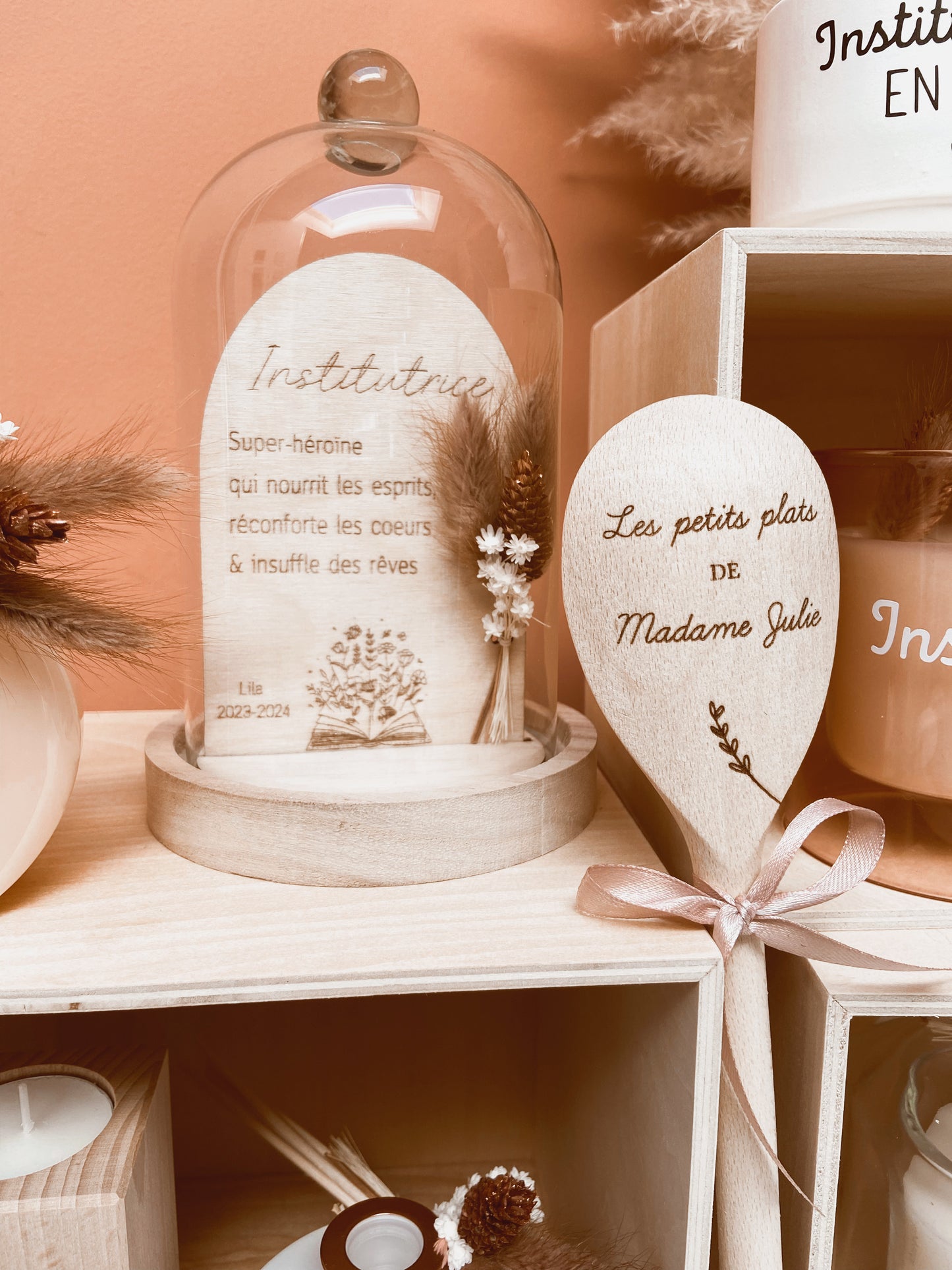 Cloche décorée - institutrice
