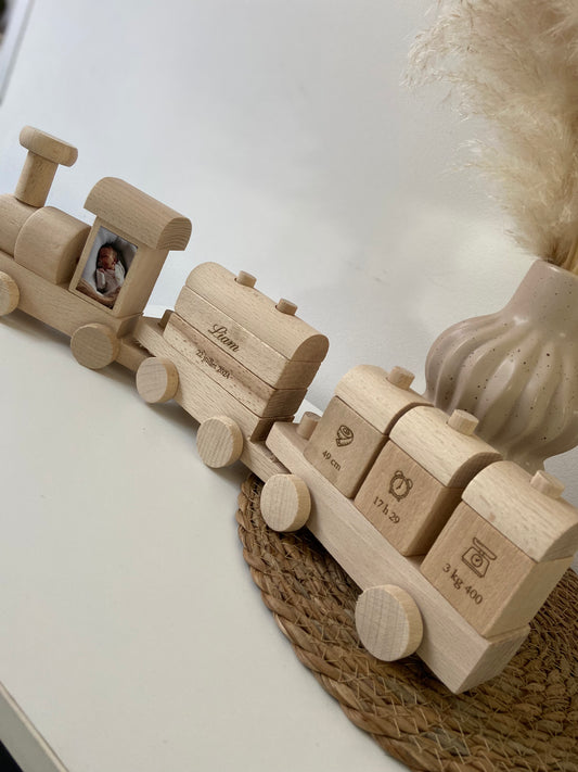 Train de naissance en bois brut