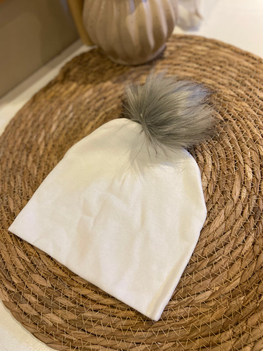 Bonnet avec pompon amovible